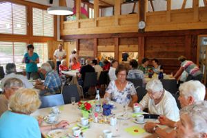 Zahlreiche Senioren führen nette Gespräche im Gemeindehaus. Foto: Reinhardt Foto: Schwarzwälder Bote