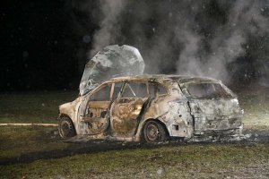 Am Freitagmorgen ist ein Autofahrer bei Geisingen in seinem Auto verbrannt.  Foto: kamera24.tv