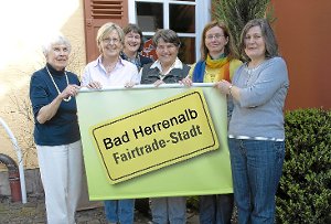 Bad Herrenalb ist Fairtrade-Stadt. Das Team des Weltladens mit Brigitte Ipach, Elke Schille, Elke von Bunsen, Margret Stritt, Michaela Krauß-Kull und Hannelore Hyneck (von links) trägt viel dazu bei.  Foto: Glaser