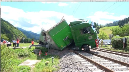 Nach ersten Erkenntnissen hatte der Fahrer des Sattelzugs auf dem beschrankten Bahnübergang wenden wollen.  Foto: Kamera 24