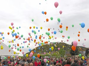 Jeder Luftballon ging mit einem Gruß aus Nagold auf die lange Reise. Foto: LGS