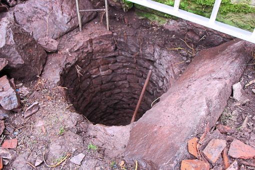 Der alte Brunnen ist erst zwei Meter ausgehoben. Es könnte noch viel tiefer gehen. Foto: Buck