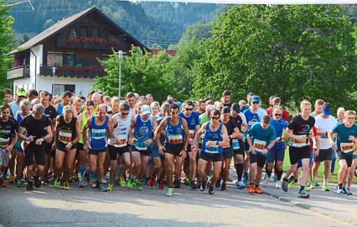 Pünktlich um 18 Uhr starteten 127 Halbmarathon- und Zehn-Kilometer-Läufer am Freizeitgelände Heilig Garten. Fotos: Herzog Foto: Schwarzwälder Bote