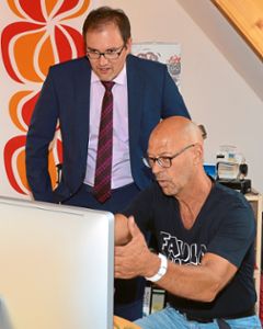 Uwe Merz (rechts) zeigt Bürgermeister Bernd Heinzelmann seine Arbeit am Rechner. Foto: Herzog Foto: Schwarzwälder Bote