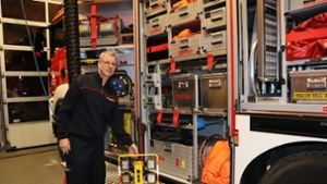 Den in den acht Schiltacher Feuerwehrfahrzeugen verstauten Inhalt zeigt Frieder Götz gerne Interessierten. Im Foto präsentiert er eine n Teil der Lampen, die etwa nachts zum Ausleuchten von Unfallstellen verwendet werden. Foto: Jambrek