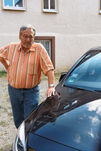 Alwin Jerling zeigt die zerkratzte Motorhaube seines Autos.  Foto: Lück