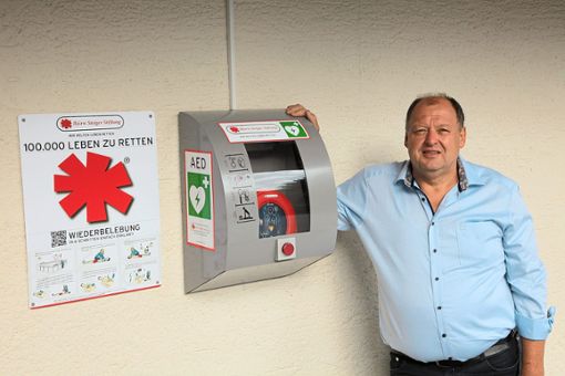 Martin Meier mit dem Defibrillator, der ihm – neben dem beherzten Einsatz mehrerer Personen – das Leben rettete.   Foto: Ade
