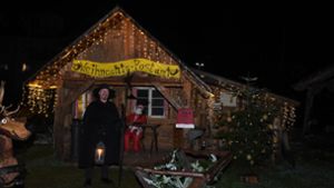 Vor dem Weihnachtspostamt wünschte Nachtwächter Stefan Krischak ein glückseliges Jahr 2024. Foto: Ziechaus