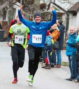 Jubelnd durchläuft Lars Hezel als erster Läufer aus Fluorn-Winzeln die Fanmeile bei Carsten Schmid an der Ecke Mühlweg/ Zollhausstraße. Fotos: Trik Foto: Schwarzwälder Bote