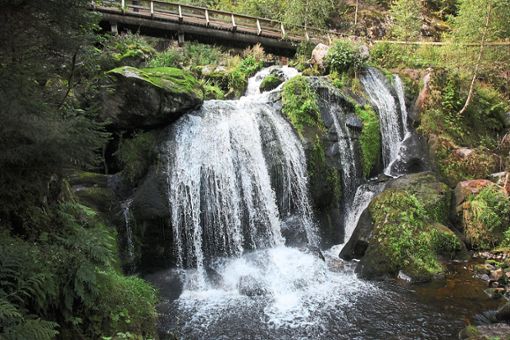 Die Triberger Wasserfälle sind ein beliebtes Ziel. Gerade an sommerlich heißen Tagen gibt es auf dem Gelände  mit der Gutach und dem Schatten der Bäume eine frischere Luft und angenehmere Temperaturen. Fotos: Reutter Foto: Schwarzwälder Bote