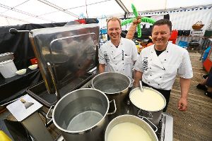Bei der Arbeit: Sven-Ole Möller (links) und Lars Breiter im Kochzelt des Bang Your Head. Fast 6000 Essen gibt die Küchenmannschaft während der Balinger Festivaltage aus. Foto: Maier