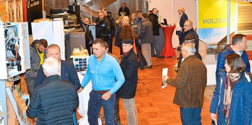 Die Fachmesse Haus-Bau-Energie in den Donauhallen ist auch in der 15. Auflage gut besucht. Über 3000 Besucher informieren sich am Wochenende rund um das Thema Bauen und Modernisieren.    Foto: Müller