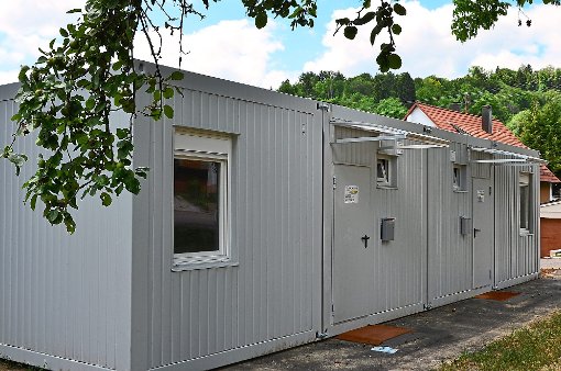 Schon in den nächsten Tagen werden die Wohncontainer in der Simmozheimer Hauffstraße von Flüchtlingen bezogen. Foto: Bausch