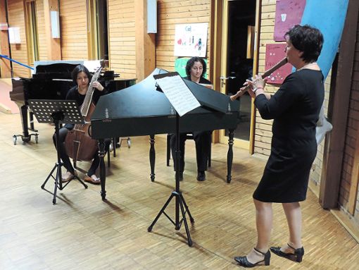 Lourdes Carranza (von links), Annette Schulz und Magdolna Ilijin bringen Bellinzanis Sonata d-moll op. 3,8 zu Gehör. Foto: Paskal Foto: Schwarzwälder Bote