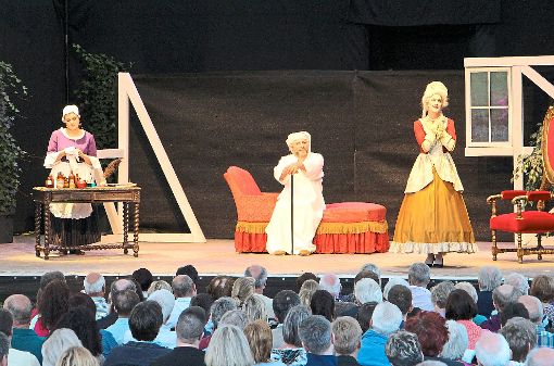 Akteure auf der Bühne: Sabrina Samer (Toinette), Martin Menne (Argan) und Eva-Maria Weiß (Angélique) unterhalten das Gartenschau-Publikum. Foto: Gartenschau Bad Herrenalb 2017 Foto: Schwarzwälder-Bote