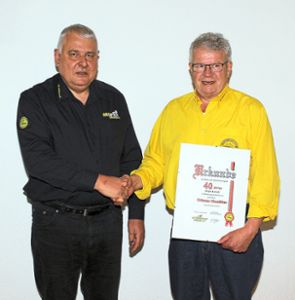 40 Jahre Mitglied: Vorsitzender Otmar Kneißler (rechts) wurde von   Stellvertreter Thomas Gühring geehrt. Foto: Tischbein Foto: Schwarzwälder Bote