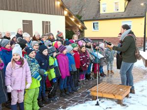 Lieber guter Nikolaus und weitere Lieder sangen Ottenbronner Kinder gemeinsam mit ihrem Lehrer.  Foto: Tröger Foto: Schwarzwälder Bote
