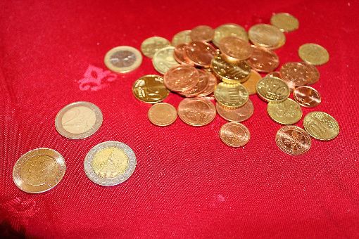 Welche Münze ist kein Euro? Auf den ersten Blick nur schwer zu erkennen, dass ganz vorne zwei 10-Bhat-Stücke liegen.   Foto: Baum Foto: Schwarzwälder-Bote