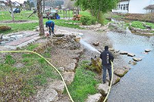 Das Reinigen der Wasserspiele am Dorfanger war eine der Aufgaben für die Helfer  beim Umweltaktionstag in Stetten.   Foto: Eule Foto: Schwarzwälder-Bote