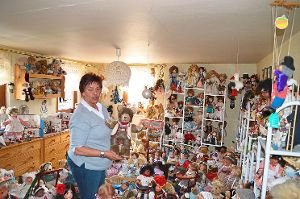 Brigitte Conny Klink hat ein Zimmer nur für ihre Puppen – mittlerweile sind es 256. Dazu gesellen sich 186 Bären. Fotos: Straub Foto: Schwarzwälder-Bote