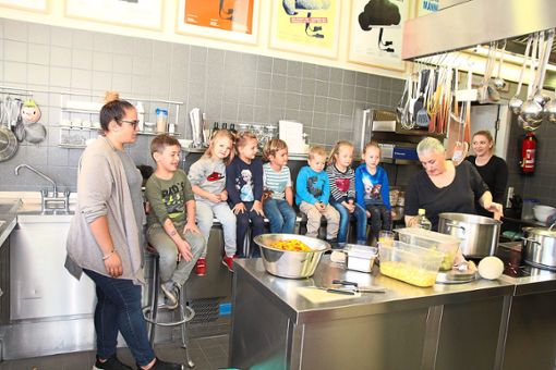 Kinder lernen die Institutionen ihrer Heimatstadt kennen: hier beim Besuch im Restaurant Kippys. Foto: Hübner Foto: Schwarzwälder Bote