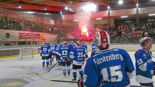 Die Wild-Wings-Spieler beobachten nach dem Finale um den Dolomiten-Cup das Bengalo-Spektakel der Augsburger Fans. Foto: Bauer