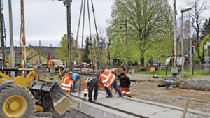 Tonnenschweren Gleistrageplatten werden am Bahnübergang der B 27 Blumberg-Zollhaus in aufwendiger Arbeit von den Arbeitern verlegt . Foto: Hermann