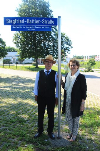 Siegfried und Hildegard Hattler beim neuen Straßenschild  Foto: Rolf Amann Foto: Schwarzwälder-Bote