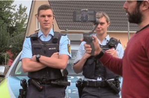 Bei den Dreharbeiten zu den Kampagnen-Filmen: Christian Schulze (rechts) von der Pressestelle des Polizeipräsidiums Pforzheim filmt die Szene. Foto: Polizeipräsidiums Pforzheim