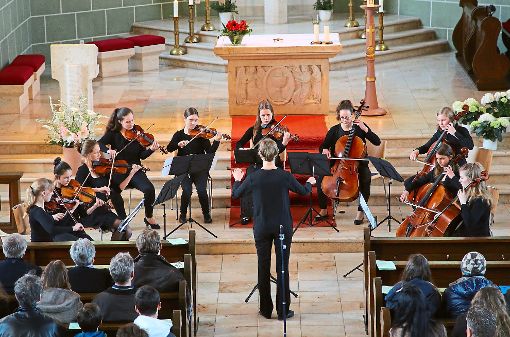 Das Young Present Orchestra mit elf Musikerinnen im Alter zwischen 13 und 19 Jahren überzeugte die Zuhörer bei seinem Konzert in Nordstetten. Fotos: Tischbein Foto: Schwarzwälder-Bote