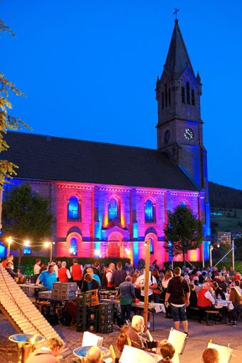 Viele Besucher zog das Fest an der Christuskirche an.  Foto: Achim Klumpp Foto: Schwarzwälder Bote