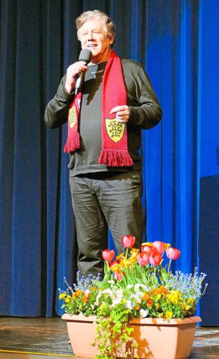 Festlich gekleidet mit VfB-Schal: Klaus Birk. Foto: Stadler Foto: Schwarzwälder Bote