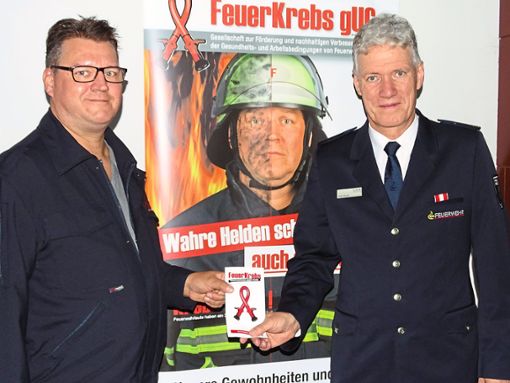 Marcus Bätge von Feuer-Krebs (links) und Calws Stadtbrandmeister Dirk Patzelt schärften mit einem Vortrag das Bewusstsein für das  Risiko von Krebserkrankungen bei Feuerwehrleuten.  Foto: Stocker