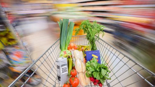 Für Nahrungsmittel zahlten  Verbraucher im März 0,7 Prozent weniger als ein Jahr zuvor. Foto: Julian Stratenschulte/dpa