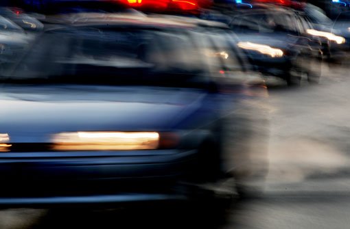 Ein junger Autofahrer ist zwischen Aach und Wittlensweiler von der Straße abgekommen und gegen einen Schuppen geprallt. (Symbolfoto) Foto: Mikhail Olykainen/ Shutterstock