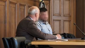 Der Angeklagte im Austausch mit seinem Doppelmetscher am letzten Tag des Prozesses Foto: Niklas Ortmann