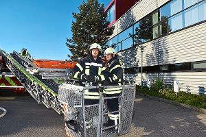 Eine Drehleiter war bei der Feuerwehrübung bei Ceratizit in Empfingen unerlässlich. Fotos: Baiker Foto: Schwarzwälder-Bote