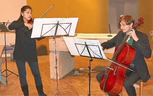 Francisca Vinueza Espinel und Benjamin Coyte wählen für ihren Auftritt ein Duett für Cello und Geige. Foto: Schwarzwälder-Bote