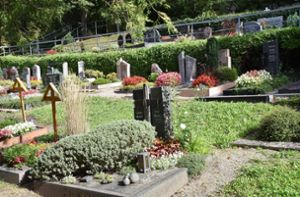 Auf dem Friedhof in der Schramberger Talstadt  haben Metalldiebe auf mehreren  Gräbern zugeschlagen. Foto: Wegner