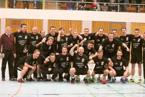 Bei bester Laune präsentieren die Albstädter Handballer den Meisterwimpel. Foto: Kara