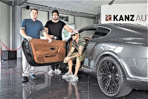 Sven und Michael Kanz mit Kay One, der in seinem neuen Bentley sitzt. Foto: Kay One