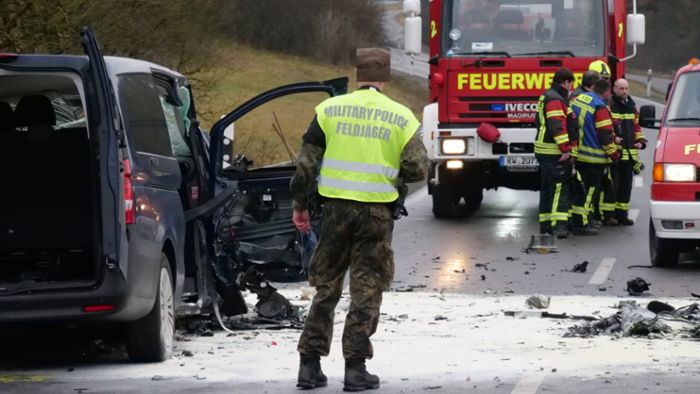 Drei Schwerverletzte bei Zusammenstoß mit Bundeswehrfahrzeug