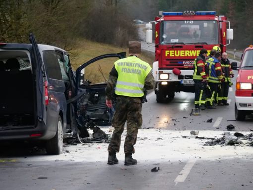 Bei einem Unfall nahe Oberndorf wurden drei Personen schwer verletzt. Foto: Heidepriem