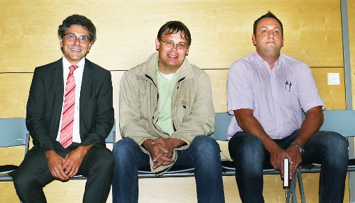 Harald Reinhard, Erik Wille und Daniel Stähr (von links) wollten sich die Sitzung des Gemeindewahlausschusses persönlich ansehen. Foto: Eyrich
