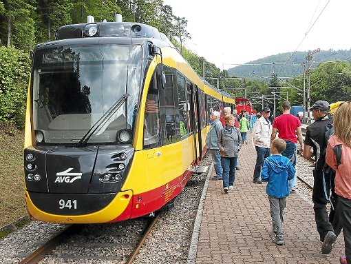 Die neueste Generation Zweisystem-Stadtbahnwagen der KVV war vor einigen Tagen beim  Bahnhofsfest in Bad Herrenalb zu sehen. In die Stadt fahren voraussichtlich ab 2015 ähnlich aussehende Einsystemfahrzeuge mit niedriger Einstiegshöhe. Foto: Glaser