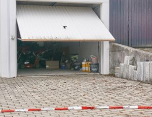 Ermittler suchen in den Akten und der Garage des Opfers nach Hinweisen. Foto: Jürgen Lück