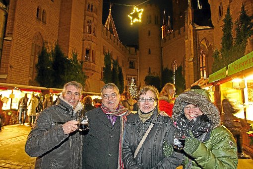 Runde Sache: Der Weihnachtsmarkt auf der Burg ist am Sonntag zu Ende gegangen. Attraktionen wie der Weihnachtself (links) und der Auftritt der Geschwister Hofmann (rechts) kamen beim Publikum gut an.  Fotos: Beck Foto: Schwarzwälder-Bote