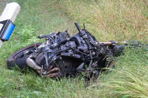 Der Motorradfahrer erlitt bei dem Unfall schwere Verletzungen, sein Motorrad wurde total beschädigt. Foto: SDMG/Gress