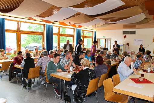 Der Mostbesen im  Gemeindesaal in Jungingen, den der Musikverein zum dritten Mal ausrichtete, war an beiden Tagen  gut besucht. Foto: Scheu Foto: Schwarzwälder-Bote
