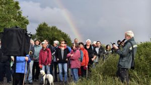 210 Wanderer gehen in Unterdigisheim den Berg rauf – und in der Zeit zurück